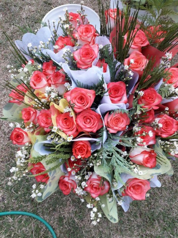 elegante Ramo de Rosas surtido para empresas